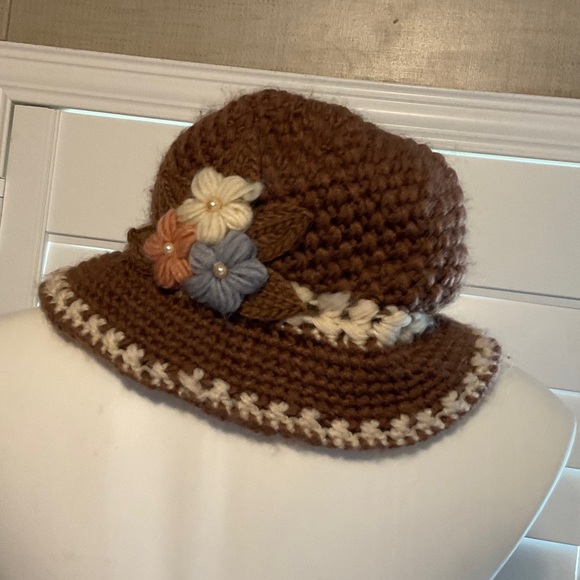 SHEIN Brown and Cream Crochet Hat - Picture 3 of 4